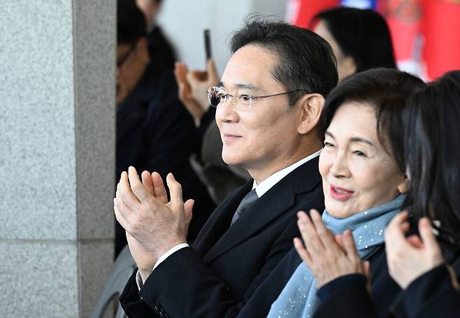 이재용 삼성전자 회장과 홍라희 리움미술관 명예관장이 11월28일 경남 창원시 진해구 해군사관학교에서 열린 '제139기 해군·해병대 사관후보생 수료 및 임관식'에 참석해 있다. ⓒ연합뉴스