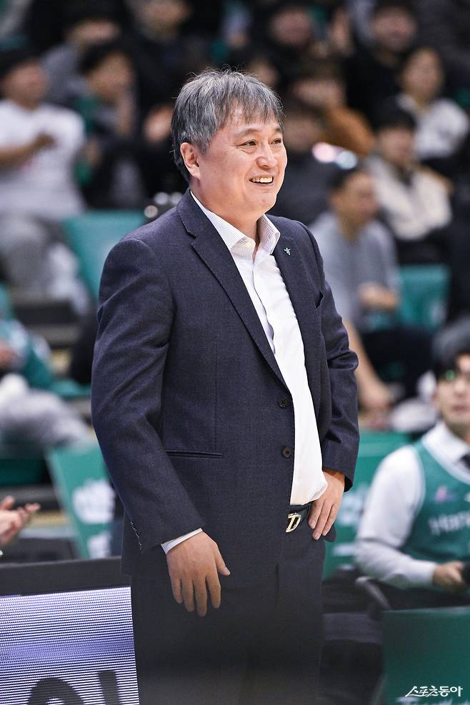 하나은행 이상범 감독이 1일 부천체육관에서 열린 BNK전 도중 선수들을 흐뭇한 표정으로 바라보고 있다. 사진제공｜WKBL