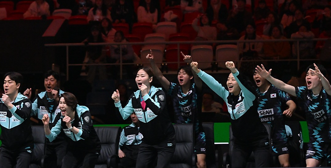 탁구국가대표팀 선수들이 3일 중국 청두의 쓰촨 스타디움에서 열린 프랑스와 ITTF 혼성단체 월드컵 2스테이지 조별리그 첫 경기에서 8-7로 이긴 뒤 기뻐하고 있다. 사진출처│ITTF 인스타그램