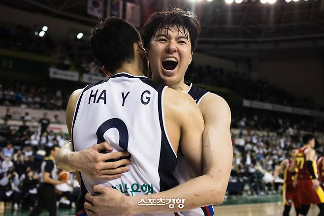 한국 농구 국가대표팀 이현중이 지난 1일 원주DB아레나에서 열린 중국과의 2027 국제농구연맹(FIBA) 농구 월드컵 예선전에서 이긴 뒤 하윤기를 끌어안고 있다. FIBA 제공