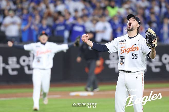 한화 라이언 와이스가 플레이오프 5차전에서 경기를 승리로 이끌며 포효하고 있다. 한화이글스 제공