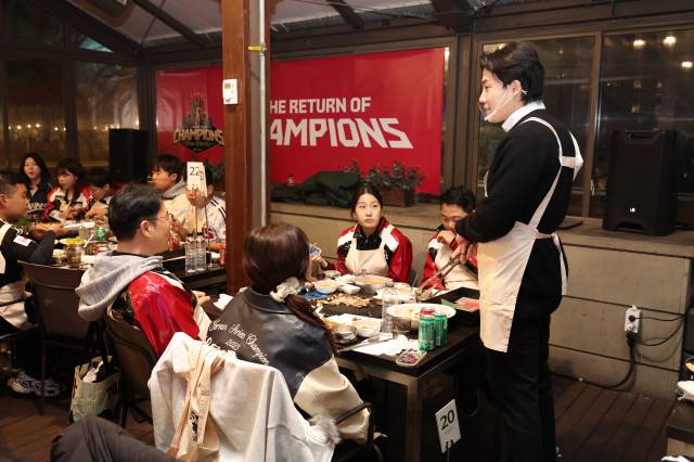 지난달 27일 곤지암리조트에서 열린 ‘통합우승 BBQ 파티 in 곤지암’ 행사에서 팬들과 대화하는 임찬규.  LG 트윈스 제공