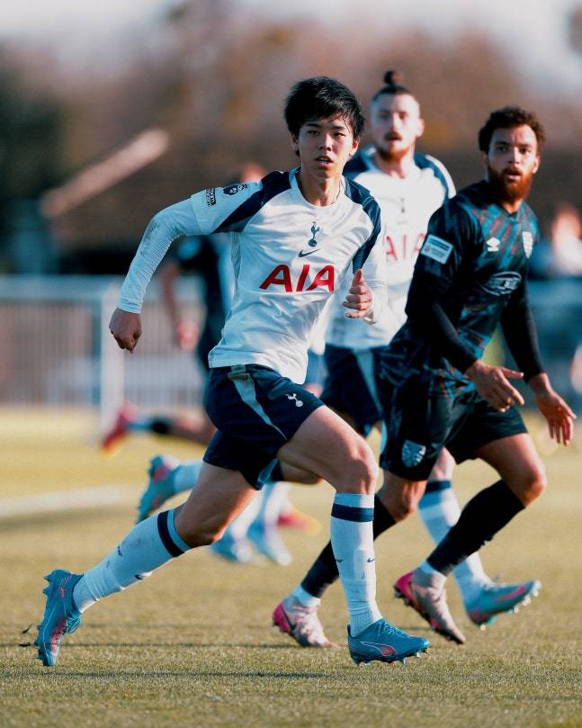 ▲ 타카이는 192cm의 신장으로 이목을 끄는 센터백이다. 큰 키에도 스피드와 힘이 좋다는 평가를 들었다. 지난해 J리그에서만 1,906분을 뛰며 활약해 영플레이어상을 받았다. 일본 연령별 대표팀도 두루 거친 그는 2023년 국제축구연맹(FIFA) 20세 이하(U-20) 월드컵과 2024년 파리 올림픽에 참가했다. ⓒ 토트넘 홋스퍼