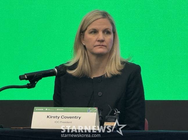 커스티 코번트리 국제올림픽위원회(IOC) 위원장이 2일 부산 벡스코에서 열린 제6차 세계도핑방지기구(WADA) 총회에서 기자들의 질문을 듣고 있다. /사진=양정웅 기자