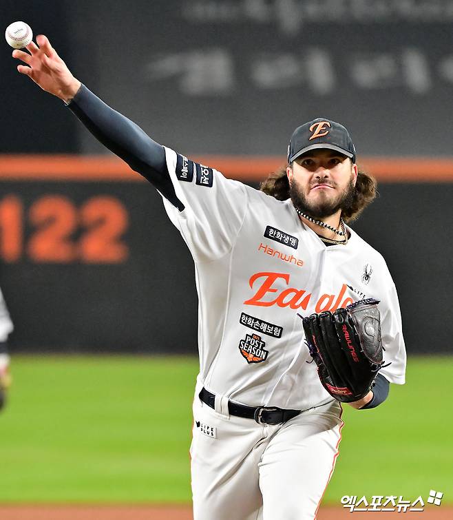 올해 KBO리그를 지배했던 코디 폰세와 라이언 와이스가 미국 메이저리그(MLB)로 돌아간다. 글로벌 스포츠 미디어 'ESPN'의 제프 파산 기자는 3일 자신의 SNS를 통해 '소식통에 따르면, FA 우투수 코디 폰세가 토론토 블루제이스와 3년 3000만 달러(약 441억원) 규모의 계약을 마무리하고 있다. 그는 피지컬 테스트를 기다리고 있다'고 전했다. 휴스턴 지역 매체 '애스트로스 비트'의 브라이언 맥타거는 3일 '소식통에 따르면, 휴스턴 애스트로스가 우완 투수 와이스와 피지컬 테스트 완료를 조건으로 계약에 합의했다'고 했다. 와이스의 계약 조건은 최대 1000만 달러(147억원)다. 엑스포츠뉴스DB