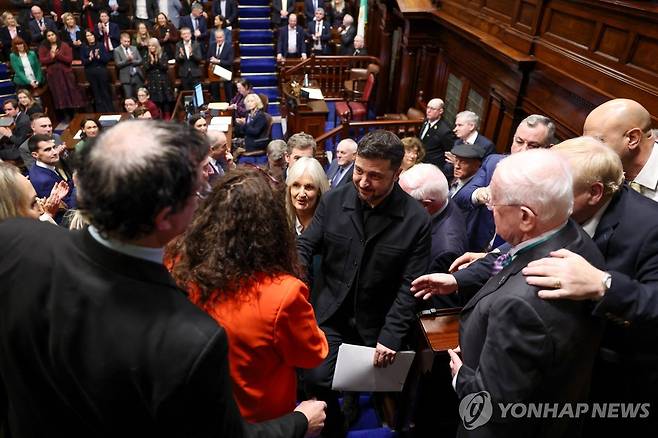 아일랜드 의회에서 연설 후 의원들과 인사하는 젤렌스키 [AFP 연합뉴스]