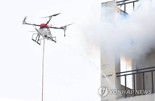 드론 활용한 화재 진압 시연 [연합뉴스 자료사진]