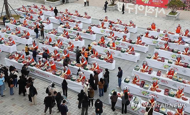 2024년 '롯데 사랑 나눔 1만포기 김치 담그기' 행사 [연합뉴스 자료사진]