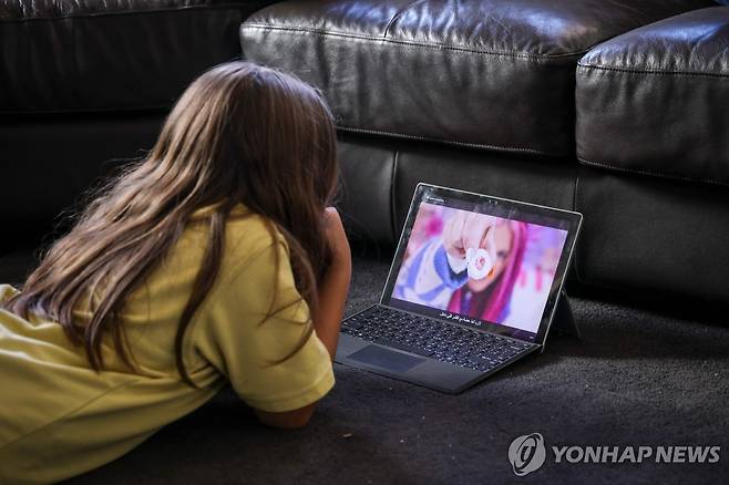 호주의 한 10대가 유튜브를 이용해 동영상을 시청하고 있는 모습 [AFP=연합뉴스 자료사진]