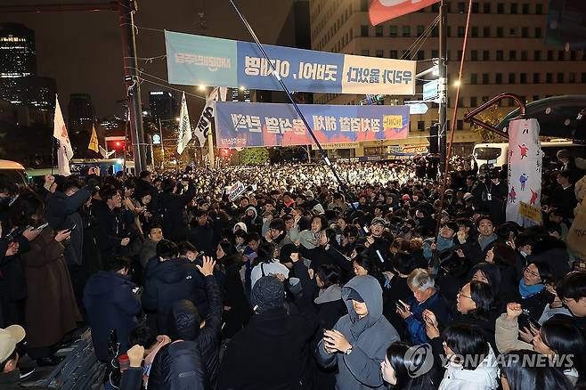 계엄령 해제 구호 외치는 시민들 (서울=연합뉴스) 신현우 기자 = 윤석열 전 대통령이 비상계엄을 선포한 가운데 지난해 12월 4일 자정께 서울 여의도 국회의사당 앞에서 시민들이 계엄 해제 구호를 외치고 있다. 2024.12.4 nowwego@yna.co.kr