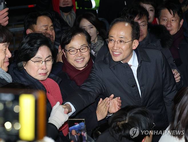 국민의힘 추경호 의원 구속영장 기각 (의왕=연합뉴스) 류영석 기자 = 12·3 비상계엄 당시 의원들의 계엄 해제 표결 참여를 방해한 혐의를 받는 국민의힘 추경호 의원이 3일 구속영장이 기각돼 경기도 의왕 서울구치소를 나서고 있다. 2025.12.3 ondol@yna.co.kr