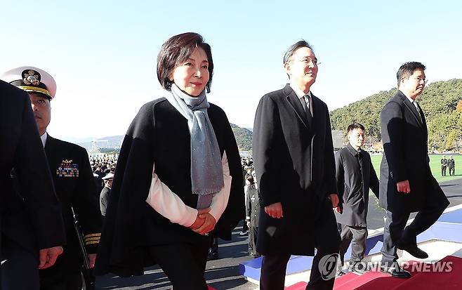 제139기 해군사관후보생 임관식 참석하는 삼성가 (창원=연합뉴스) 김동민 기자 = 이재용 삼성전자 회장과 홍라희 리움미술관 명예관장이 28일 경남 창원시 진해구 해군사관학교에서 열린 '제139기 해군사관후보생 임관식'에 참석하고 있다. 2025.11.28 [공동취재] image@yna.co.kr