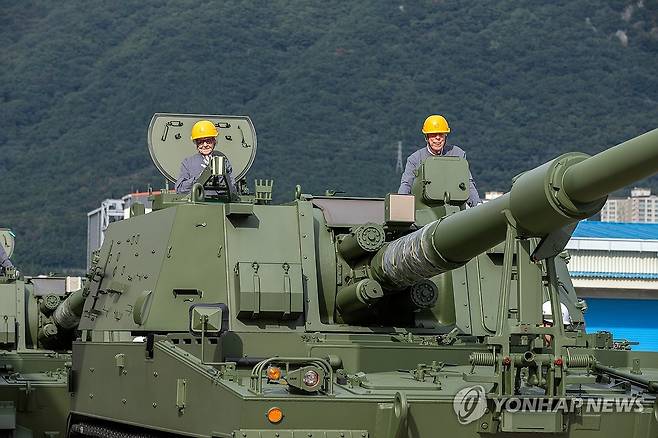 한화, 미국 참전용사 재방한 행사 (서울=연합뉴스) 지난 19일 한화에어로스페이스 창원2사업장에서 열린 '참전용사 재방한 행사'에서 미 해군의 병원선박인 '헤이븐(USS HAVEN)'에서 해군 간호사로 복무한 최고령 참석자 로이스 R. 귄(왼쪽), 미 육군 하사로 참전한 로버트 M. 마르티네즈가 K9 자주포에 탑승해 기념 촬영하고 있다. 2025.9.22 [한화에어로스페이스 제공. 재판매 및 DB 금지] photo@yna.co.kr