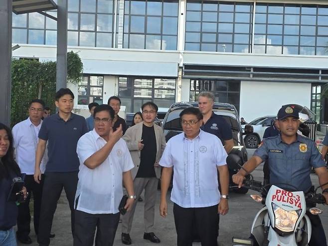 필리핀 범죄단지를 둘러보는 주필리핀 한국대사관과 필리핀·유엔 당국자들 [주필리핀 한국대사관 제공. 재판매 및 DB 금지]