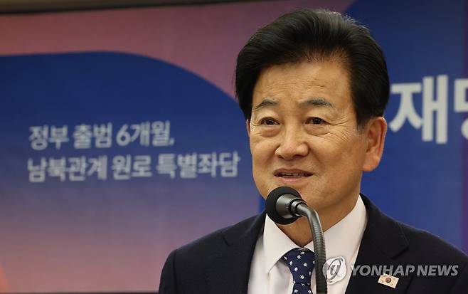 축사하는 정동영 장관 (서울=연합뉴스) 이진욱 기자 = 3일 서울 프레스센터에서 열린 한반도평화포럼 주최 '정부 출범 6개월, 남북관계 원로 특별좌담'에서 정동영 통일부 장관이 축사를 하고 있다. 2025.12.3 cityboy@yna.co.kr