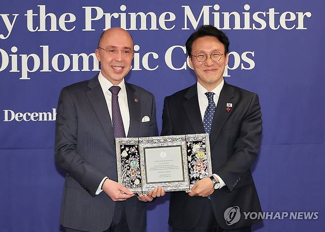 감사패 받는 김민석 국무총리 (서울=연합뉴스) 이정훈 기자 = 김민석 국무총리가 3일 서울 중구 롯데호텔에서 열린 주한 외교단 초청 리셉션에서 주한 외교단장인 샤픽 하샤디 주한모로코대사로부터 감사패를 받고 있다. 2025.12.3 uwg806@yna.co.kr