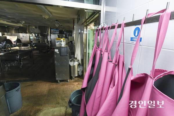 학교 급식·돌봄을 담당하는 비정규직 노동자들이 파업에 돌입한 4일 경기도내 학교 곳곳에서 대체식을 제공하는 등 급식에 차질을 빚었다. 사진은 이날 경기도내 한 학교의 텅 빈 조리실. 2025.12.4 /최은성기자 ces7198@kyeongin.com