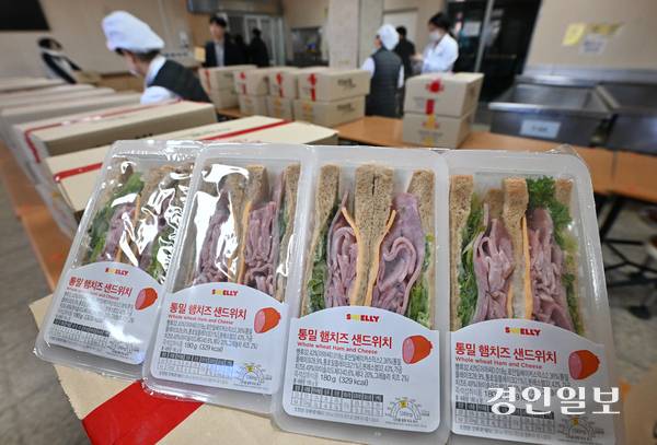 학교 급식·돌봄을 담당하는 비정규직 노동자들이 파업에 돌입한 4일 오전 경기도내 한 학교에서 학생들에게 대체급식을 제공하고 있다. 2025.12.4 /최은성기자 ces7198@kyeongin.com