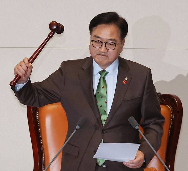 우원식 국회의장이 국회 본회의에서 윤석열 대통령 탄핵소추안을 가결하고 있다. 2024.12.14 [사진=연합뉴스]