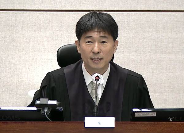 지귀연&nbsp;부장판사가 서울 서초구 서울중앙지방법원에서 열린 윤석열 전 대통령의 내란 우두머리·직권남용 권리행사 방해 혐의 사건 속행 공판에서 발언하고 있다. 2025.10.2 [사진=연합뉴스]