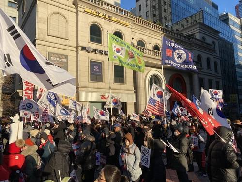 12·3 비상계엄 1년을 맞은 3일 오후 서울 영등포구 여의도에서 자유대학이 '계엄 사과 반대' 집회를 열었다. 2025.12.3 [사진=연합뉴스]