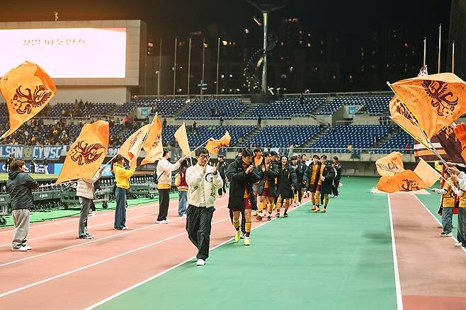 광주FC가 창단 첫 코리아컵 우승에 도전한다. 사진은 지난달 22일 울산HD와의 시즌 마지막 홈 경기에서 승리한 이정효 감독과 선수들이 홈팬들 성원에 보답하는 세리머니를 하고 있다. <광주FC 제공>