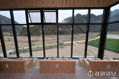 가곡 유황온천&스파 주변에는 꼭 찾아가봐야 할 명소가 즐비하다. 사진은 족욕체험장.