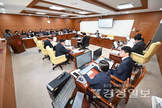 ▲ 울산시의회 교육위원회가 3일 시의회 교육위원회 회의실에서 교육연구정보원·교육연수원·수학문화관 소관 2026년도 본예산안 및 2025년도 제3회 추경예산안 예비심사의 건 등을 심사했다. 시의회 제공