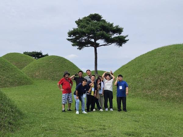 경상남도환경재단 생태누리 바우처 참가자들이 지난 여름 합천 옥전고분군에서 기념 촬영을 하고 있다. /경상남도환경재단