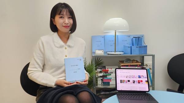 이현화 메모먼트 대표가 창원시 팔용동 사무실에서 팜플렛을 들고 있다. /이원재 기자