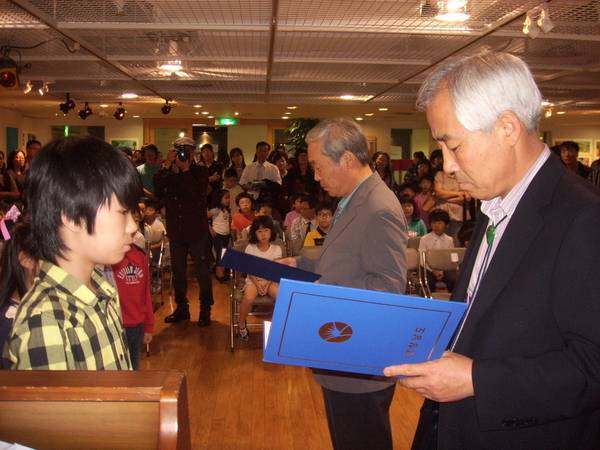 2009년 열린 '제31회 경상남도 농어촌학생 미술공모전' 시상식 모습. /무학화가협회