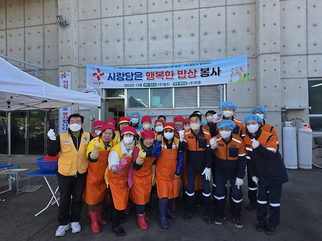 4일 무료급식 봉사활동을 펼친 (주)한중 임직원들. /(주)한중 제공