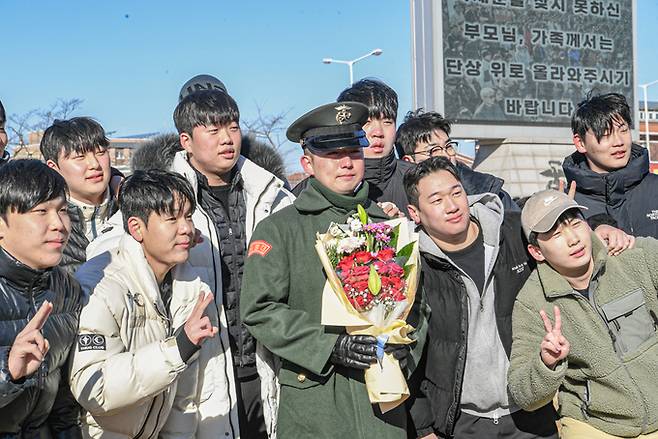 ▲ 4일 열린 해병신병 1323기 수료식에서 한 해병이 지인들과 기념촬영한 모습. 해병대 교육훈련단 제공