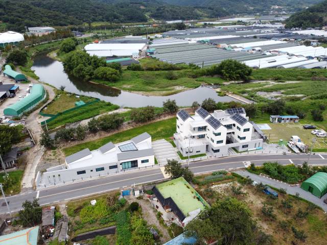 하동군 옥종면 병천리에 위치한 농업 근로자 기숙사 전경.