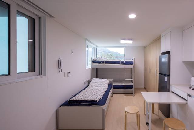 하동군 농업근로자 기숙사 내부 침실 공간.