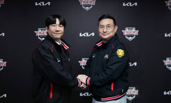 양현종과 심재학 단장(사진=KIA)