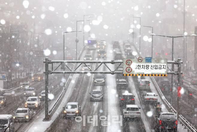 서울 전역에 대설 주의보가 내려진 지난 2월 6일 오후 서울 용산구 한남대로에 함박눈이 내리고 있다.(사진=뉴시스)
