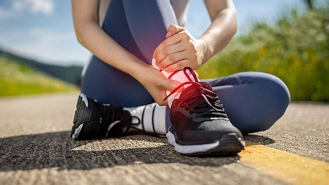 발목 통증은 방치하면 만성 통증으로 악화할 수 있다｜출처: 클립아트코리아