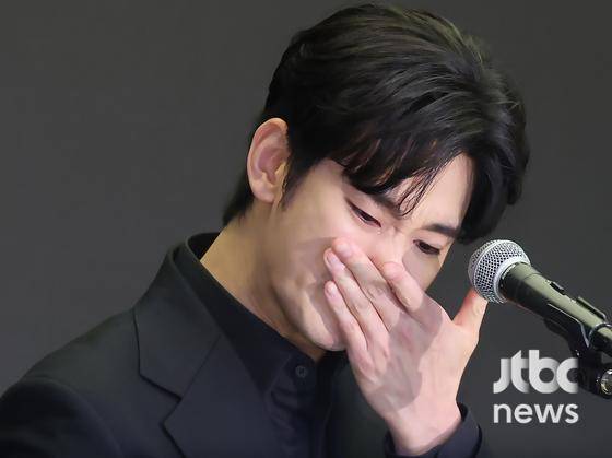 배우 김수현과 법무법인 엘케이비앤파트너스 김종복 변호사가 31일 오후 서울 스탠포드호텔에서 열린 기자회견에 참석해 입장을 밝히고 있다. 박세완 엔터뉴스팀 기자 park.sewan@jtbc.co.kr