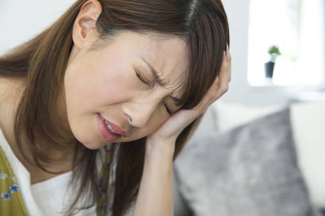 여성이 심한 두통으로 고통받고 있다. 편두통은 결코 간단한 병이 아니다. 원인 모를 두통이 계속되면, 단순 편두통으로 지레 짐작해선 안 된다. MRI 등 정밀 검사로 원인을 정확히 파악해야 한다. 사진=게티이미지뱅크