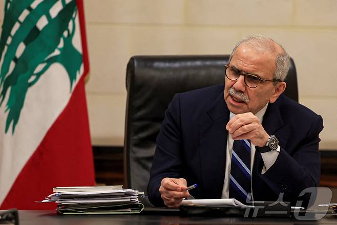 3일(현지시간) 나와프 살람 레바논 총리가 수도 베이루트 정부청사에서 기자들과 대화하고 있다. 2025.12.03 ⓒ 로이터=뉴스1 ⓒ News1 김지완 기자