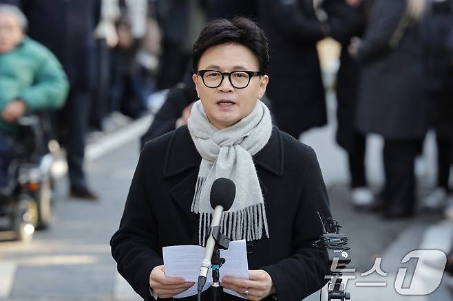 한동훈 전 국민의힘 대표가 3일 서울 여의도 국회도서관 인근 쪽문에서 12·3 비상계엄 1주년 기자회견을 하고 있다. 2025.12.3/뉴스1 ⓒ News1 신웅수 기자