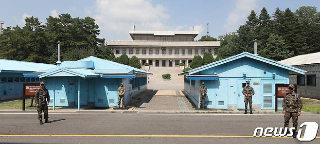 판문점 자유의집 T2 회담장에서 군인들이 경계근무를 서고 있다. 2019.7.27/뉴스1