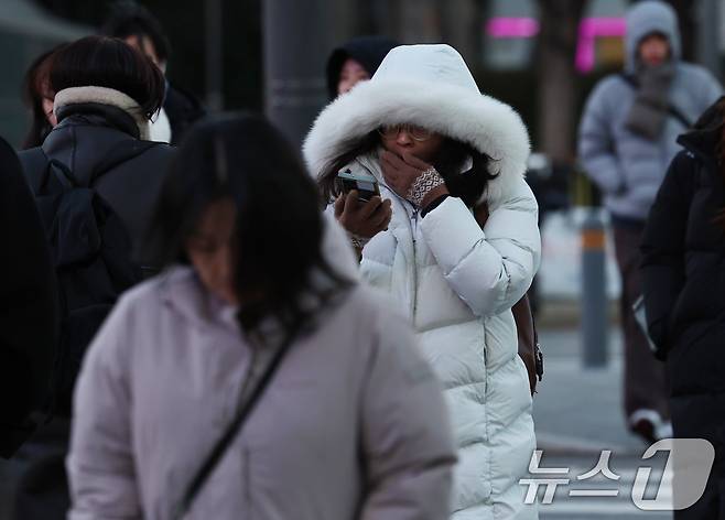 서울의 최저기온이 영하 10도 가까이 떨어진 4일 오전 서울 광화문네거리 일대에서 시민들이 추위 속 출근길 발걸음을 옮기고 있다. 2025.12.4/뉴스1 ⓒ News1 구윤성 기자