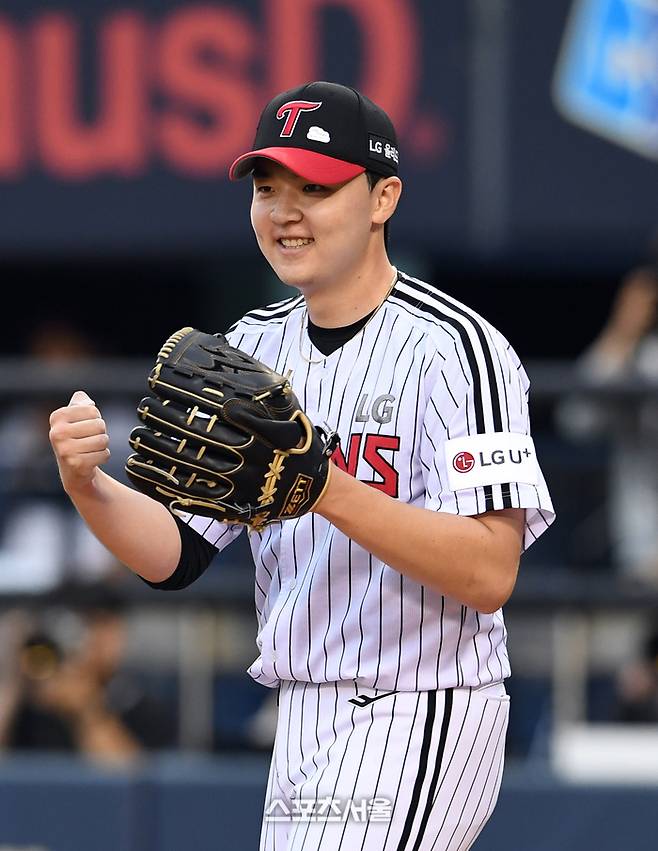 LG 선발투수 이민호가 30일 잠실구장에서 열린 2023 KBO리그 롯데와 경기 2회초 1사 1-3루 상황에서 롯데 박승욱의 땅볼을 잡아 롯데의 타자주자와 3루 주자를 모두 태그 아웃시킨 1루수 오스틴의 더블 플레이에 기뻐하고 있다. 잠실 | 박진업기자 upandup@sportsseoul.com