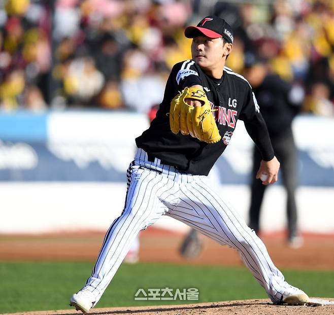 LG 선발툿 김윤식이 11일 수원케이티위즈파크에서 열린 KT와 2023 한국시리즈 4차전에서 역투하고 있다.  수원 | 최승섭기자 thunder@sportsseoul.com