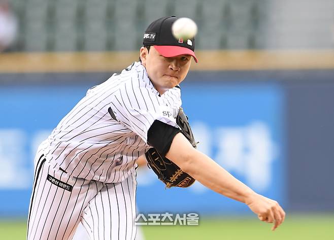 LG 이민호가 30일 잠실구장에서 열린 2023 KBO리그 롯데와 경기에 선발 등판해 힘차게 공을 던지고 있다. 잠실 | 박진업기자 upandup@sportsseoul.com