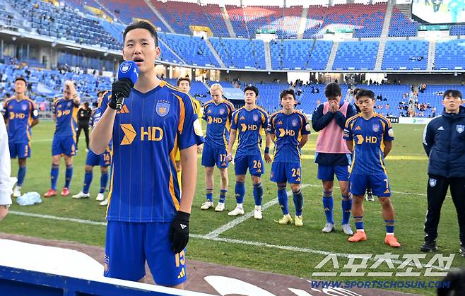 30일 울산문수축구경기장에서 열린 울산HD와 제주 SK FC의 K리그1 2025 경기. 제주가 1대0으로 승리했다. 울산은 패했으나 9위로 잔류를 확정했다. 경기 후 팬들에게 죄송한 마음을 전하는 울산 정승현의 모습. 울산=허상욱 기자wook@sportschosun.com/2025.11.30/