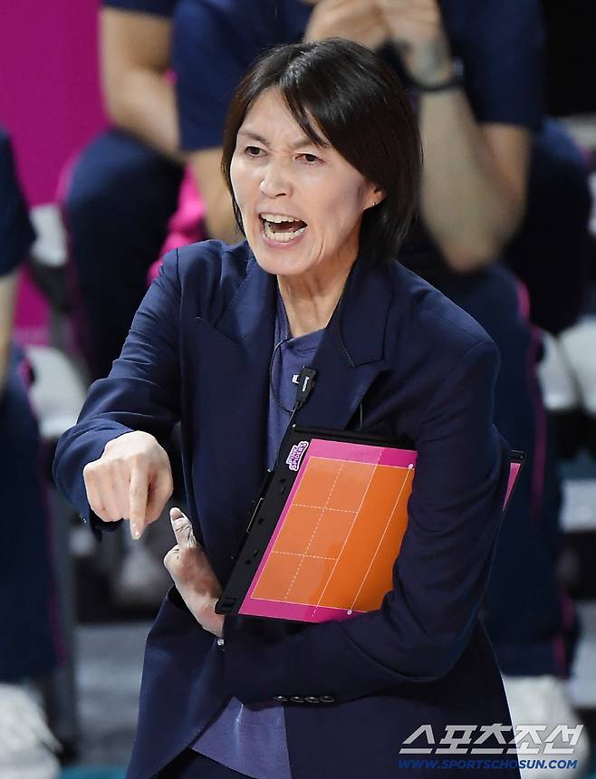 쉽게 질 것같은 분위기에서도 선수들을 강하게 독려한 토모코 감독