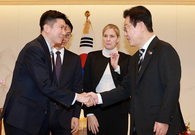 유승민 대한체육회장과 인사하는 이재명 대통령<저작권자(c) 연합뉴스, 무단 전재-재배포, AI 학습 및 활용 금지>